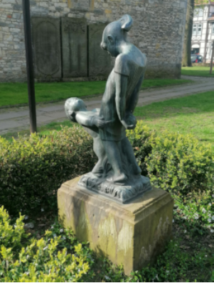 Skulptur “Gib mir meinen Ball” von Harald Isenstein
